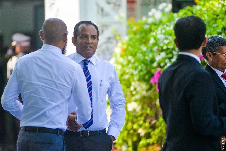 6 ފެބްރުއަރީ 2017: ރައްޔަތުން މަޖިލީސް މި އަހަރަށް ހުޅުވުމަށް ބޭއްވި ފުރަތަމަ ޖަލްސާގައި ރައީސް ޔާމިން ރިޔާސީ ބަޔާން އިއްވެވި ދަރުބާރު ނިންމުމައްފަހު ދައުލަތުގެ އިސްވެރިންނާއި ވަޒީރުންނާއި މަޖިލިސް މެމްބަރުން ވަޑައިގަންނަވަނީ----ސަން ފޮޓޯ/ މުހައްމަދު އަފްރާހް
