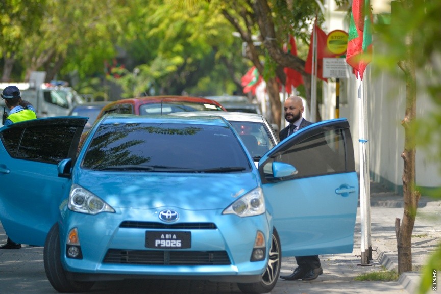 6 ފެބްރުއަރީ 2017: ރައްޔަތުން މަޖިލީސް މި އަހަރަށް ހުޅުވުމަށް ބޭއްވި ފުރަތަމަ ޖަލްސާގައި ރައީސް ޔާމިން ރިޔާސީ ބަޔާން އިއްވެވި ދަރުބާރު ނިންމުމައްފަހު ދައުލަތުގެ އިސްވެރިންނާއި ވަޒީރުންނާއި މަޖިލިސް މެމްބަރުން ވަޑައިގަންނަވަނީ----ސަން ފޮޓޯ/ މުހައްމަދު އަފްރާހް