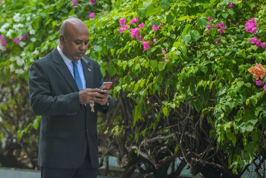 6 ފެބްރުއަރީ 2017: ރައްޔަތުން މަޖިލީސް މި އަހަރަށް ހުޅުވުމަށް ބޭއްވި ފުރަތަމަ ޖަލްސާގައި ރައީސް ޔާމިން ރިޔާސީ ބަޔާން އިއްވެވި ދަރުބާރު ނިންމުމައްފަހު ދައުލަތުގެ އިސްވެރިންނާއި ވަޒީރުންނާއި މަޖިލިސް މެމްބަރުން ވަޑައިގަންނަވަނީ----ސަން ފޮޓޯ/ މުހައްމަދު އަފްރާހް