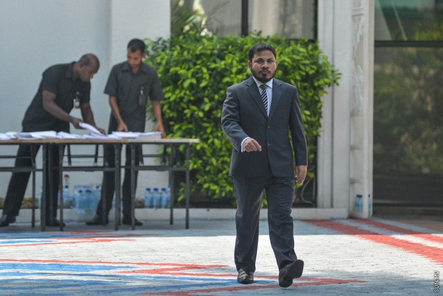 6 ފެބްރުއަރީ 2017: ރައްޔަތުން މަޖިލީސް މި އަހަރަށް ހުޅުވުމަށް ބޭއްވި ފުރަތަމަ ޖަލްސާގައި ރައީސް ޔާމިން ރިޔާސީ ބަޔާން އިއްވެވި ދަރުބާރު ނިންމުމައްފަހު ދައުލަތުގެ އިސްވެރިންނާއި ވަޒީރުންނާއި މަޖިލިސް މެމްބަރުން ވަޑައިގަންނަވަނީ----ސަން ފޮޓޯ/ މުހައްމަދު އަފްރާހް