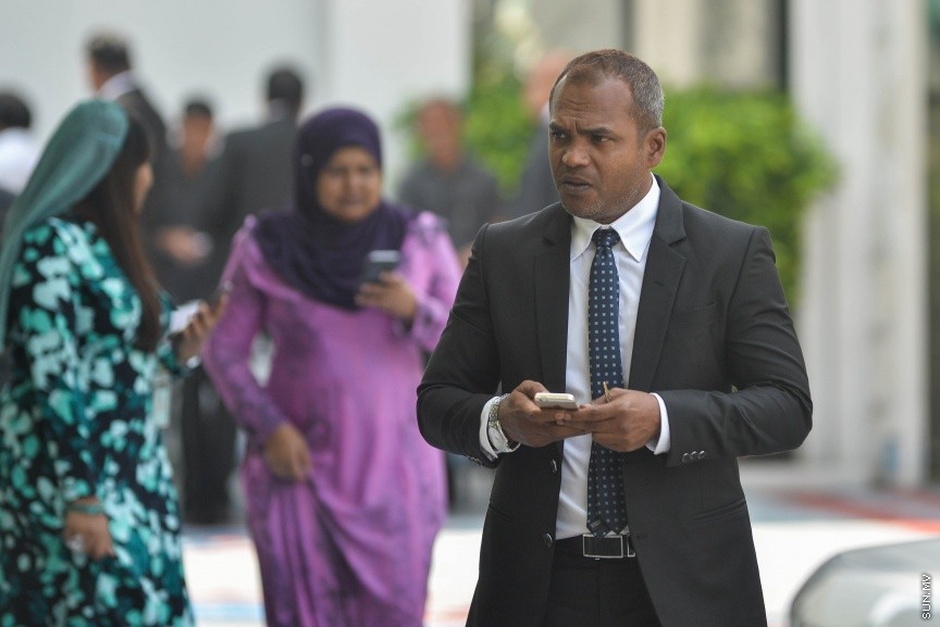 6 ފެބްރުއަރީ 2017: ރައްޔަތުން މަޖިލީސް މި އަހަރަށް ހުޅުވުމަށް ބޭއްވި ފުރަތަމަ ޖަލްސާގައި ރައީސް ޔާމިން ރިޔާސީ ބަޔާން އިއްވެވި ދަރުބާރު ނިންމުމައްފަހު ދައުލަތުގެ އިސްވެރިންނާއި ވަޒީރުންނާއި މަޖިލިސް މެމްބަރުން ވަޑައިގަންނަވަނީ----ސަން ފޮޓޯ/ މުހައްމަދު އަފްރާހް