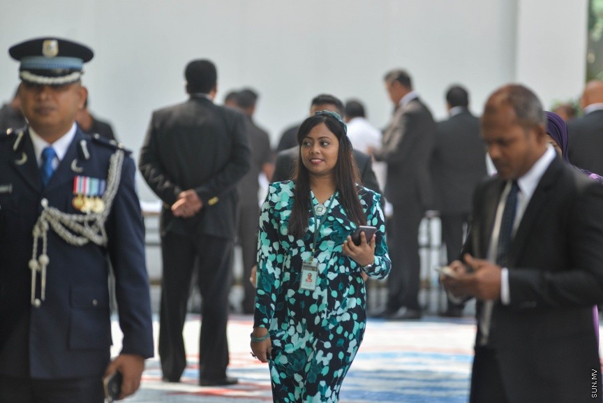 6 ފެބްރުއަރީ 2017: ރައްޔަތުން މަޖިލީސް މި އަހަރަށް ހުޅުވުމަށް ބޭއްވި ފުރަތަމަ ޖަލްސާގައި ރައީސް ޔާމިން ރިޔާސީ ބަޔާން އިއްވެވި ދަރުބާރު ނިންމުމައްފަހު ދައުލަތުގެ އިސްވެރިންނާއި ވަޒީރުންނާއި މަޖިލިސް މެމްބަރުން ވަޑައިގަންނަވަނީ----ސަން ފޮޓޯ/ މުހައްމަދު އަފްރާހް