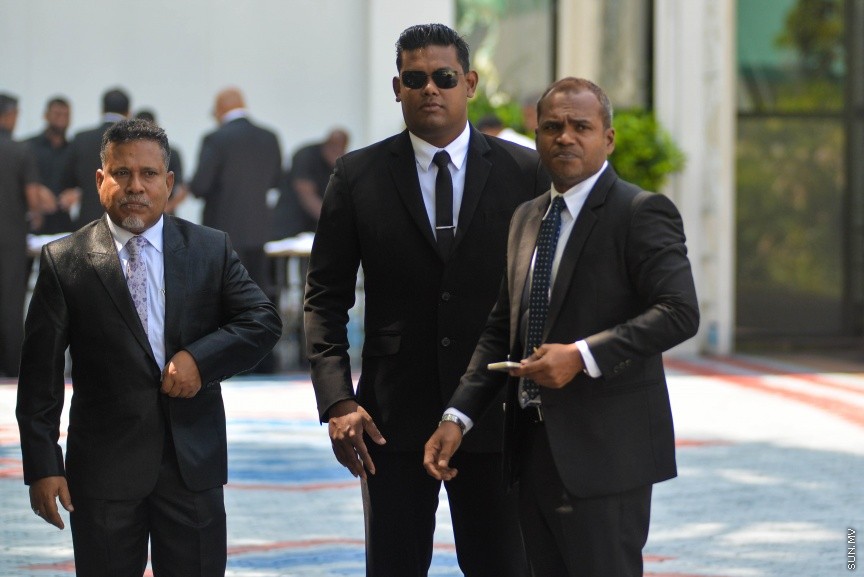 6 ފެބްރުއަރީ 2017: ރައްޔަތުން މަޖިލީސް މި އަހަރަށް ހުޅުވުމަށް ބޭއްވި ފުރަތަމަ ޖަލްސާގައި ރައީސް ޔާމިން ރިޔާސީ ބަޔާން އިއްވެވި ދަރުބާރު ނިންމުމައްފަހު ދައުލަތުގެ އިސްވެރިންނާއި ވަޒީރުންނާއި މަޖިލިސް މެމްބަރުން ވަޑައިގަންނަވަނީ----ސަން ފޮޓޯ/ މުހައްމަދު އަފްރާހް