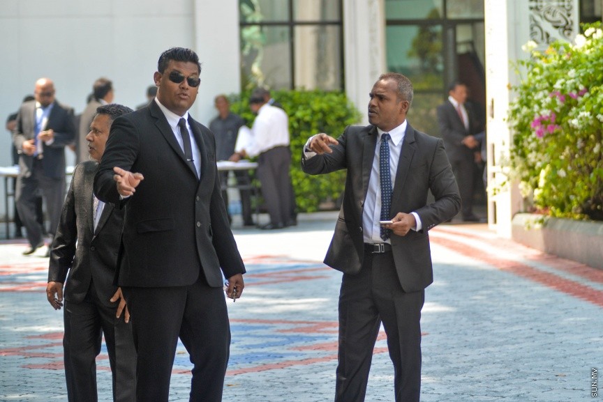 6 ފެބްރުއަރީ 2017: ރައްޔަތުން މަޖިލީސް މި އަހަރަށް ހުޅުވުމަށް ބޭއްވި ފުރަތަމަ ޖަލްސާގައި ރައީސް ޔާމިން ރިޔާސީ ބަޔާން އިއްވެވި ދަރުބާރު ނިންމުމައްފަހު ދައުލަތުގެ އިސްވެރިންނާއި ވަޒީރުންނާއި މަޖިލިސް މެމްބަރުން ވަޑައިގަންނަވަނީ----ސަން ފޮޓޯ/ މުހައްމަދު އަފްރާހް