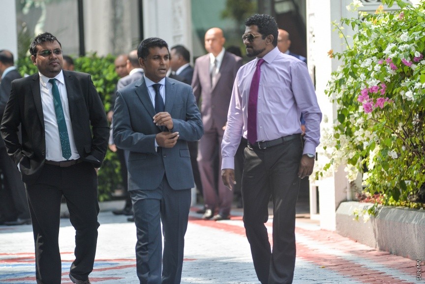 6 ފެބްރުއަރީ 2017: ރައްޔަތުން މަޖިލީސް މި އަހަރަށް ހުޅުވުމަށް ބޭއްވި ފުރަތަމަ ޖަލްސާގައި ރައީސް ޔާމިން ރިޔާސީ ބަޔާން އިއްވެވި ދަރުބާރު ނިންމުމައްފަހު ދައުލަތުގެ އިސްވެރިންނާއި ވަޒީރުންނާއި މަޖިލިސް މެމްބަރުން ވަޑައިގަންނަވަނީ----ސަން ފޮޓޯ/ މުހައްމަދު އަފްރާހް