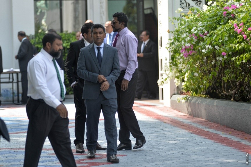 6 ފެބްރުއަރީ 2017: ރައްޔަތުން މަޖިލީސް މި އަހަރަށް ހުޅުވުމަށް ބޭއްވި ފުރަތަމަ ޖަލްސާގައި ރައީސް ޔާމިން ރިޔާސީ ބަޔާން އިއްވެވި ދަރުބާރު ނިންމުމައްފަހު ދައުލަތުގެ އިސްވެރިންނާއި ވަޒީރުންނާއި މަޖިލިސް މެމްބަރުން ވަޑައިގަންނަވަނީ----ސަން ފޮޓޯ/ މުހައްމަދު އަފްރާހް