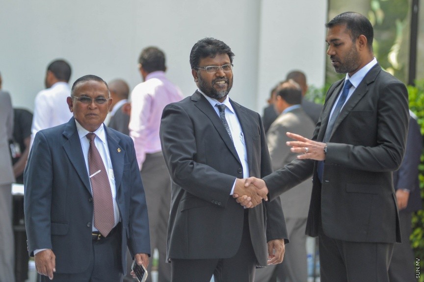 6 ފެބްރުއަރީ 2017: ރައްޔަތުން މަޖިލީސް މި އަހަރަށް ހުޅުވުމަށް ބޭއްވި ފުރަތަމަ ޖަލްސާގައި ރައީސް ޔާމިން ރިޔާސީ ބަޔާން އިއްވެވި ދަރުބާރު ނިންމުމައްފަހު ދައުލަތުގެ އިސްވެރިންނާއި ވަޒީރުންނާއި މަޖިލިސް މެމްބަރުން ވަޑައިގަންނަވަނީ----ސަން ފޮޓޯ/ މުހައްމަދު އަފްރާހް