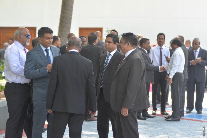 6 ފެބްރުއަރީ 2017: ރައްޔަތުން މަޖިލީސް މި އަހަރަށް ހުޅުވުމަށް ބޭއްވި ފުރަތަމަ ޖަލްސާގައި ރައީސް ޔާމިން ރިޔާސީ ބަޔާން އިއްވެވި ދަރުބާރު ނިންމުމައްފަހު ދައުލަތުގެ އިސްވެރިންނާއި ވަޒީރުންނާއި މަޖިލިސް މެމްބަރުން ވަޑައިގަންނަވަނީ----ސަން ފޮޓޯ/ މުހައްމަދު އަފްރާހް