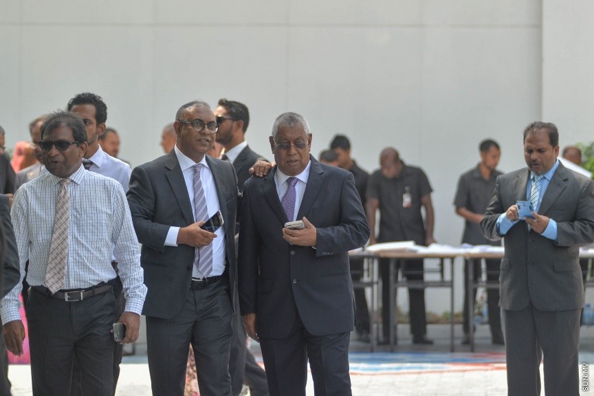 6 ފެބްރުއަރީ 2017: ރައްޔަތުން މަޖިލީސް މި އަހަރަށް ހުޅުވުމަށް ބޭއްވި ފުރަތަމަ ޖަލްސާގައި ރައީސް ޔާމިން ރިޔާސީ ބަޔާން އިއްވެވި ދަރުބާރު ނިންމުމައްފަހު ދައުލަތުގެ އިސްވެރިންނާއި ވަޒީރުންނާއި މަޖިލިސް މެމްބަރުން ވަޑައިގަންނަވަނީ----ސަން ފޮޓޯ/ މުހައްމަދު އަފްރާހް