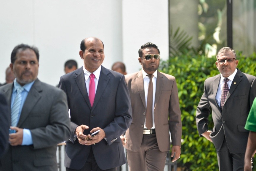 6 ފެބްރުއަރީ 2017: ރައްޔަތުން މަޖިލީސް މި އަހަރަށް ހުޅުވުމަށް ބޭއްވި ފުރަތަމަ ޖަލްސާގައި ރައީސް ޔާމިން ރިޔާސީ ބަޔާން އިއްވެވި ދަރުބާރު ނިންމުމައްފަހު ދައުލަތުގެ އިސްވެރިންނާއި ވަޒީރުންނާއި މަޖިލިސް މެމްބަރުން ވަޑައިގަންނަވަނީ----ސަން ފޮޓޯ/ މުހައްމަދު އަފްރާހް