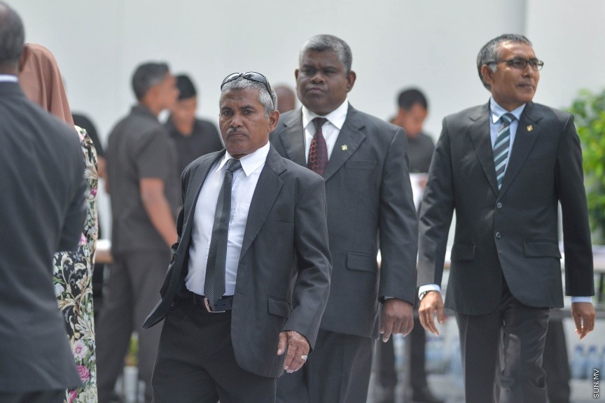 6 ފެބްރުއަރީ 2017: ރައްޔަތުން މަޖިލީސް މި އަހަރަށް ހުޅުވުމަށް ބޭއްވި ފުރަތަމަ ޖަލްސާގައި ރައީސް ޔާމިން ރިޔާސީ ބަޔާން އިއްވެވި ދަރުބާރު ނިންމުމައްފަހު ދައުލަތުގެ އިސްވެރިންނާއި ވަޒީރުންނާއި މަޖިލިސް މެމްބަރުން ވަޑައިގަންނަވަނީ----ސަން ފޮޓޯ/ މުހައްމަދު އަފްރާހް