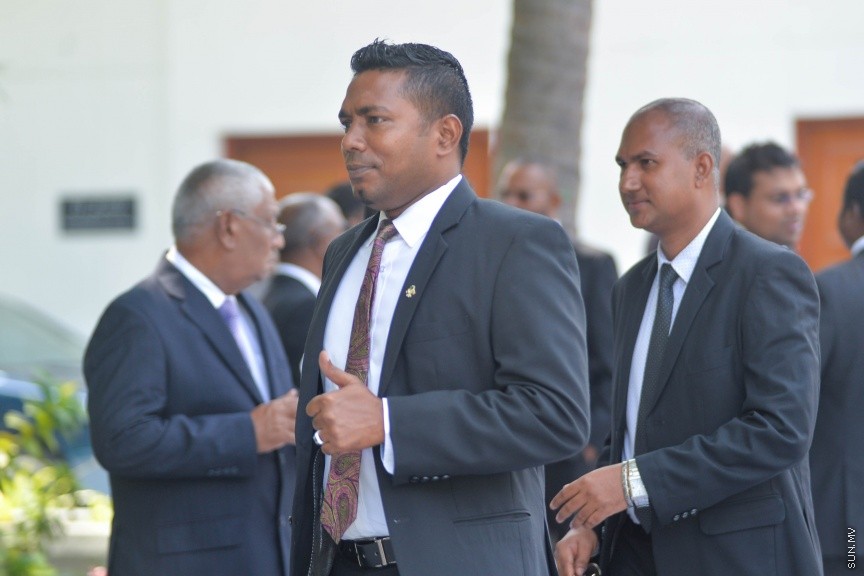 6 ފެބްރުއަރީ 2017: ރައްޔަތުން މަޖިލީސް މި އަހަރަށް ހުޅުވުމަށް ބޭއްވި ފުރަތަމަ ޖަލްސާގައި ރައީސް ޔާމިން ރިޔާސީ ބަޔާން އިއްވެވި ދަރުބާރު ނިންމުމައްފަހު ދައުލަތުގެ އިސްވެރިންނާއި ވަޒީރުންނާއި މަޖިލިސް މެމްބަރުން ވަޑައިގަންނަވަނީ----ސަން ފޮޓޯ/ މުހައްމަދު އަފްރާހް