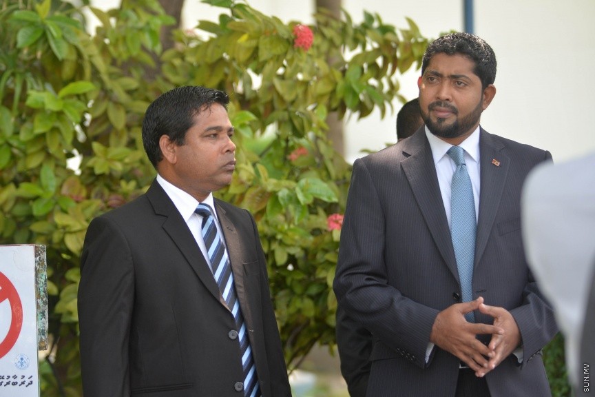 6 ފެބްރުއަރީ 2017: ރައްޔަތުން މަޖިލީސް މި އަހަރަށް ހުޅުވުމަށް ބޭއްވި ފުރަތަމަ ޖަލްސާގައި ރައީސް ޔާމިން ރިޔާސީ ބަޔާން އިއްވެވި ދަރުބާރު ނިންމުމައްފަހު ދައުލަތުގެ އިސްވެރިންނާއި ވަޒީރުންނާއި މަޖިލިސް މެމްބަރުން ވަޑައިގަންނަވަނީ----ސަން ފޮޓޯ/ މުހައްމަދު އަފްރާހް