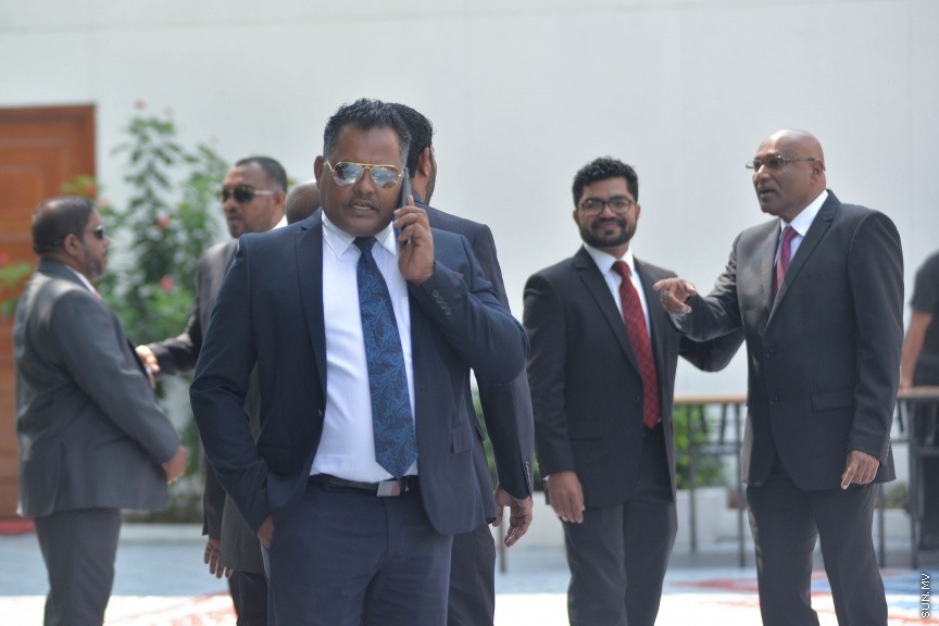 6 ފެބްރުއަރީ 2017: ރައްޔަތުން މަޖިލީސް މި އަހަރަށް ހުޅުވުމަށް ބޭއްވި ފުރަތަމަ ޖަލްސާގައި ރައީސް ޔާމިން ރިޔާސީ ބަޔާން އިއްވެވި ދަރުބާރު ނިންމުމައްފަހު ދައުލަތުގެ އިސްވެރިންނާއި ވަޒީރުންނާއި މަޖިލިސް މެމްބަރުން ވަޑައިގަންނަވަނީ----ސަން ފޮޓޯ/ މުހައްމަދު އަފްރާހް