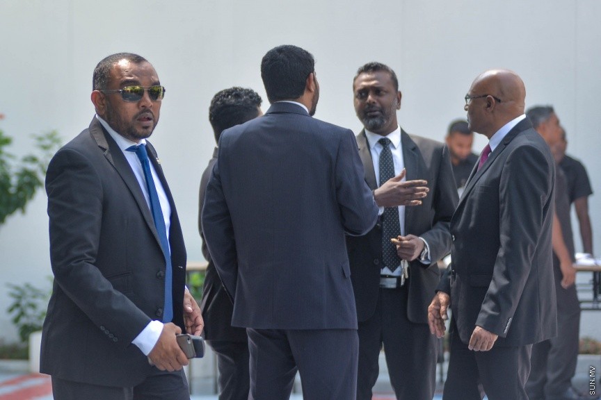 6 ފެބްރުއަރީ 2017: ރައްޔަތުން މަޖިލީސް މި އަހަރަށް ހުޅުވުމަށް ބޭއްވި ފުރަތަމަ ޖަލްސާގައި ރައީސް ޔާމިން ރިޔާސީ ބަޔާން އިއްވެވި ދަރުބާރު ނިންމުމައްފަހު ދައުލަތުގެ އިސްވެރިންނާއި ވަޒީރުންނާއި މަޖިލިސް މެމްބަރުން ވަޑައިގަންނަވަނީ----ސަން ފޮޓޯ/ މުހައްމަދު އަފްރާހް