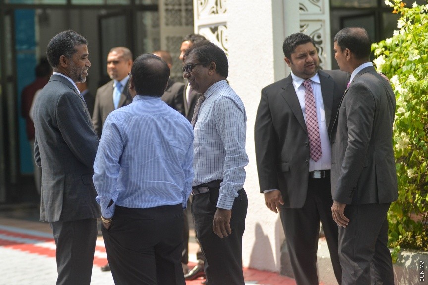 6 ފެބްރުއަރީ 2017: ރައްޔަތުން މަޖިލީސް މި އަހަރަށް ހުޅުވުމަށް ބޭއްވި ފުރަތަމަ ޖަލްސާގައި ރައީސް ޔާމިން ރިޔާސީ ބަޔާން އިއްވެވި ދަރުބާރު ނިންމުމައްފަހު ދައުލަތުގެ އިސްވެރިންނާއި ވަޒީރުންނާއި މަޖިލިސް މެމްބަރުން ވަޑައިގަންނަވަނީ----ސަން ފޮޓޯ/ މުހައްމަދު އަފްރާހް