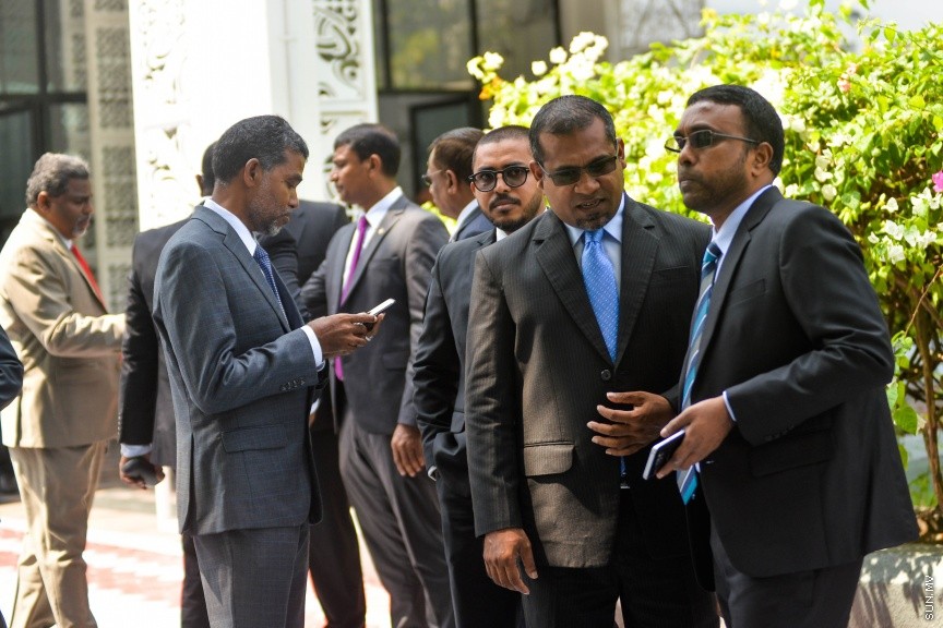 6 ފެބްރުއަރީ 2017: ރައްޔަތުން މަޖިލީސް މި އަހަރަށް ހުޅުވުމަށް ބޭއްވި ފުރަތަމަ ޖަލްސާގައި ރައީސް ޔާމިން ރިޔާސީ ބަޔާން އިއްވެވި ދަރުބާރު ނިންމުމައްފަހު ދައުލަތުގެ އިސްވެރިންނާއި ވަޒީރުންނާއި މަޖިލިސް މެމްބަރުން ވަޑައިގަންނަވަނީ----ސަން ފޮޓޯ/ މުހައްމަދު އަފްރާހް