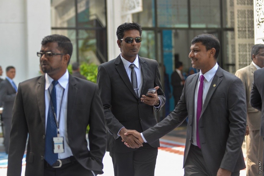 6 ފެބްރުއަރީ 2017: ރައްޔަތުން މަޖިލީސް މި އަހަރަށް ހުޅުވުމަށް ބޭއްވި ފުރަތަމަ ޖަލްސާގައި ރައީސް ޔާމިން ރިޔާސީ ބަޔާން އިއްވެވި ދަރުބާރު ނިންމުމައްފަހު ދައުލަތުގެ އިސްވެރިންނާއި ވަޒީރުންނާއި މަޖިލިސް މެމްބަރުން ވަޑައިގަންނަވަނީ----ސަން ފޮޓޯ/ މުހައްމަދު އަފްރާހް