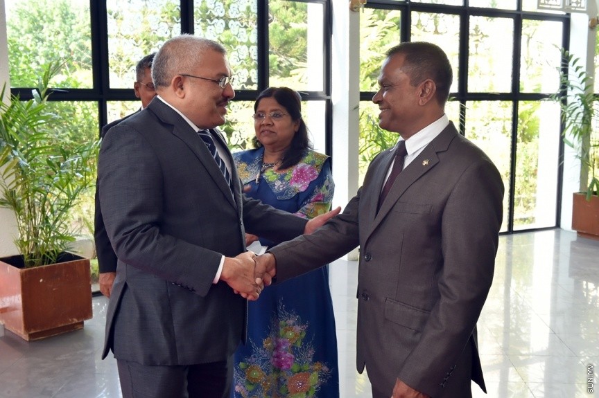 6 ފެބްރުއަރީ 2017: ރައްޔަތުން މަޖިލީސް މި އަހަރަށް  ހުޅުވުމަށް ބޭއްވި ފުރަތަމަ ޖަލްސާގައި ރައީސް ޔާމިން ރިޔާސީ ބަޔާން އިއްވާ ދަރުބާރަށް ދައުލަތުގެ އިސްވެރިންނާއި ވަޒީރުންނާއި މަޖިލިސް މެމްބަރުން ވަޑައިގަންނަވަނީ--- ފޮޓޯ/ ރައީސް އޮފީސް