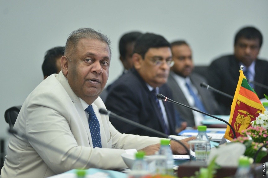 9 ފެބްރުއަރީ 2017: ސްރީލަންކާ އަދި ދިވެހިރާއްޖޭގެ ޖޮއިންޓް ކޮމިޝަނުގެ ތިންވަނަ ބައްދަލުވުން: މި ބައްދަލުވުމުގައި ބައިވެރިވެވަޑައިގަތުމަށް ލަންކާގެ ފޮރިން މިނިސްޓަރު މަންގަލަ ސަމަރަވީރަ ރާއްޖެ ވަޑައިގެންނެވި --ސަން ފޮޓޯ/ މުހައްމަދު އަފްރާހް