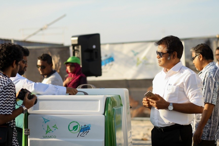 13 ފެބްރުއަރީ 2017: ކުނި އުކާލަން ހާއްސަ ކޮއްގެން  ވޭސްޓް މެނޭޖްމަންޓް ކޯޕަރޭޝަން (ވެމްކޯ) އިން ގެނައި ވެހިކަލްތައް އިފްތިތާހު ކުރުމަށް ބޭއްވި ރަސްމިއްޔާތުގެ ތެރެއިން---ސަން ފޮޓޯ/ މުހައްމަދު އަފްރާހް
