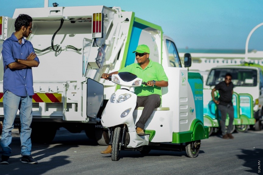 13 ފެބްރުއަރީ 2017: ކުނި އުކާލަން ހާއްސަ ކޮއްގެން  ވޭސްޓް މެނޭޖްމަންޓް ކޯޕަރޭޝަން (ވެމްކޯ) އިން ގެނައި ވެހިކަލްތައް އިފްތިތާހު ކުރުމަށް ބޭއްވި ރަސްމިއްޔާތުގެ ތެރެއިން---ސަން ފޮޓޯ/ މުހައްމަދު އަފްރާހް