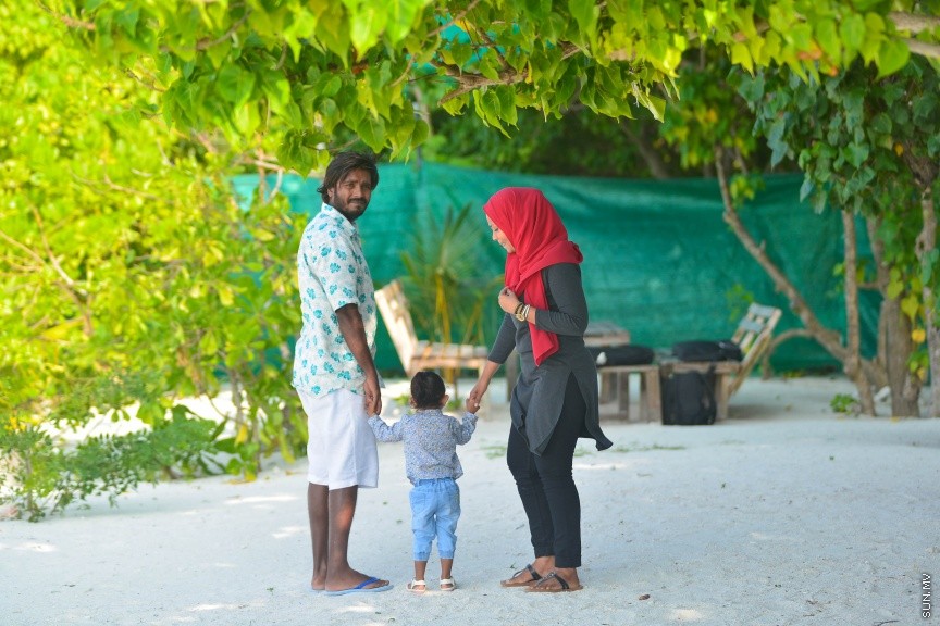 ހަވީރު ފިންޏަށް ކ. ހިންމަފޫށީގެ އަތިރިމައްޗަށް ބަޔަކު ނުކުމެ، އާއިލީ ވަގުތެއް ހޭދަ ކުރަނީ-- ސަން ފޮޓޯ/ މުހައްމަދު އަފްރާހް