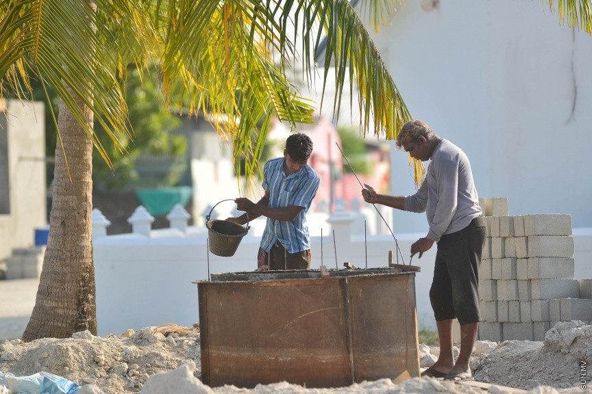ކ. ހިންމަފޫށީގައި ބަޔަކު ކޮންސްޓްރަކްޝަން މަސައްކަތް ކުރަނީ--ސަން ފޮޓޯ/ މުހައްމަދު އަފްރާހް