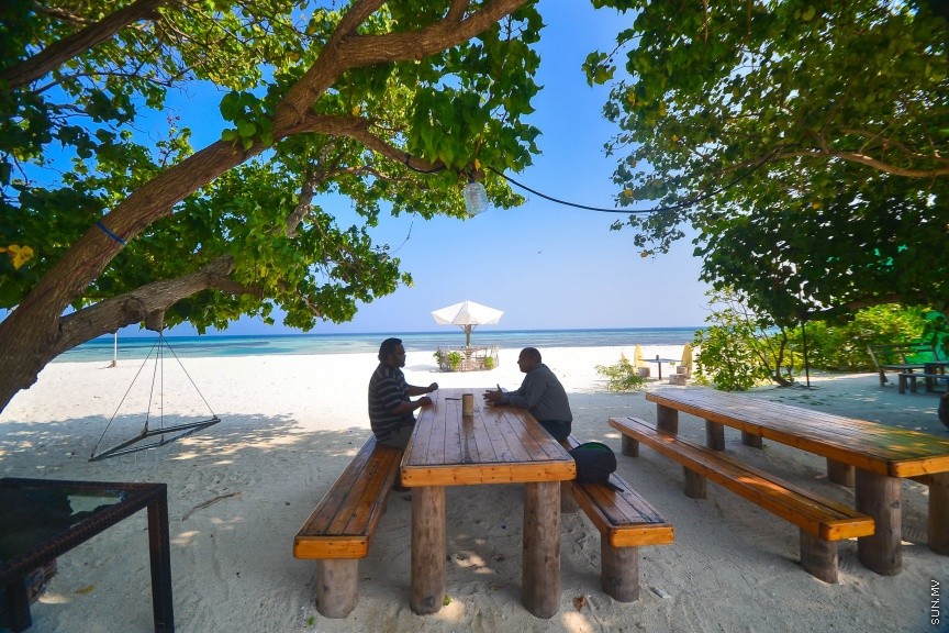 އަތިރިމައްޗަށް ވާގޮތަށް ކ. ހިންމަފޫށީ ހުންނަ ކެފޭއެއްގައި ދެމީހުން ވާހަކަ ދައްކަނީ: ހިންމަފުއްޓަކީ ހިތްގައިމު ރީތި ރަށެއް--- ސަން ފޮޓޯ/ މުހައްމަދު އަފްރާހު