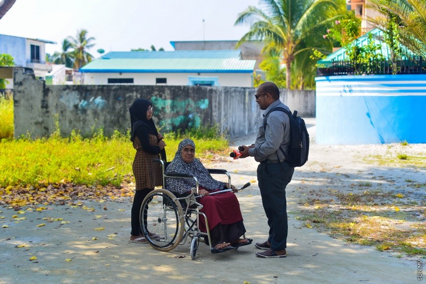 ހިންމަފުށީގައި އުމުރުން ދުވަސްވީ މީހަކާ ސަންގެ ނުސްވެރިޔަކު ވާހަކަ ދައްކަނީ: ހިންމަފުށި މީހުންނަކީ ހިތްހެޔޮ ބައެއް --- ސަން ފޮޓޯ/ މުހައްމަދު އަފްރާހް