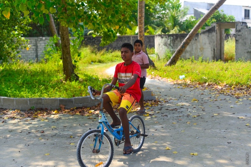 ކުޑަކުއްޖަކު ހިންމަ ފުށީ މަގެއްގައި ބައިސްކަލު ދުއްވަނީ--- ސަން ފޮޓޯ/ މުހައްމަދު އަފްރާހް