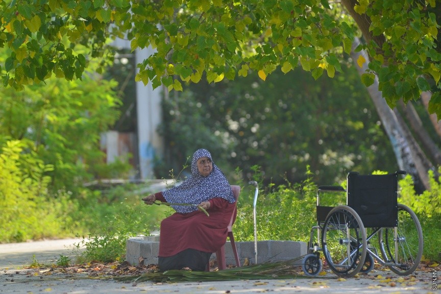 ކ. ހިންމަފުށީ ހިއްގައިމު މާހައުލެއްގައި އަންހެނަކު އިލޮށި މަށަނީ --- ސަން ފޮޓޯ/ މުހައްމަދު އަފްރާހް