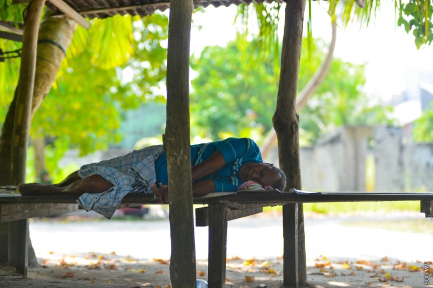 ކ.ހިންމަފުށީ ގައި ހުރި އައްޓެއްގައި އުމުރުން ދުވަސްވީ މީހަކު ނިދާފައި-- ސަން ފޮޓޯ/ މުހައްމަދު އަފްރާހު