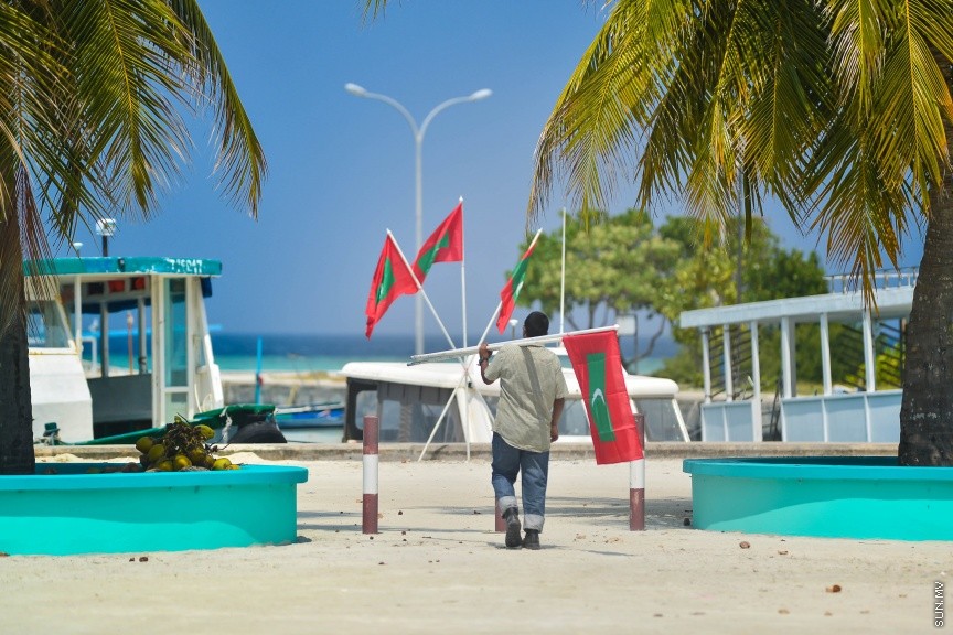 ހިންމަފުށި ބަނދަރު ސަރަހައްދުގައި ދިވެހި ދިދަތަކެއް ހިފައިގެން މީހަކު ހިނގާފައި ދަނީ --- ސަން ފޮޓޯ/ މުހައްމަދު އަފްރާހް
