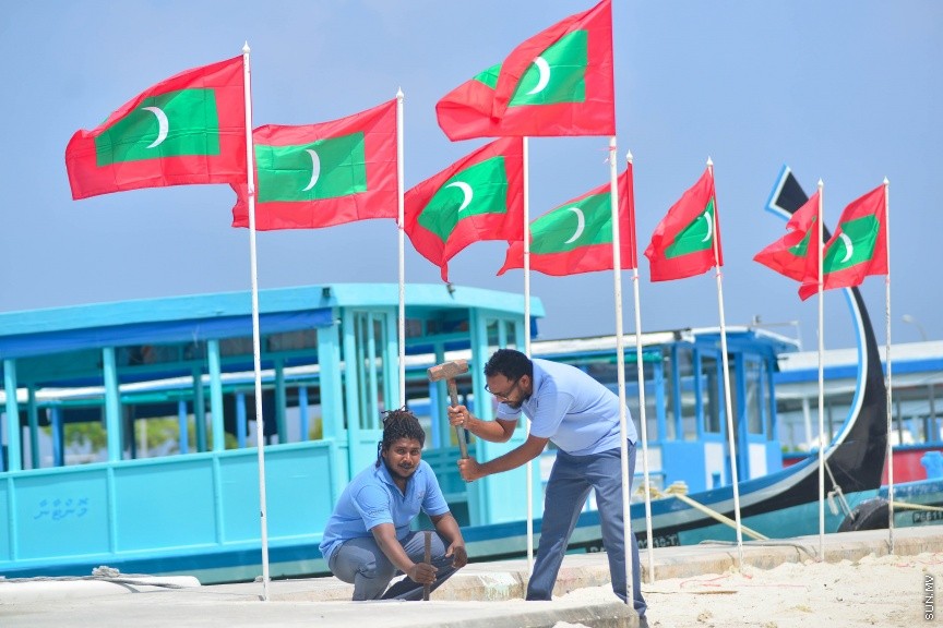 ހިންމަފުށީ ބަދަރުގައި ދެމީހަކު ދިވެހި ދިދަތަކެއް ބެހެއްޓުމުގެ މަސައްކަތްކުރުނީ: ހިންމަފުއްޓަކީ މަސައްކަތްތެރި ޒުވާނުންތަކެއް އުޅޭރަށެއް --ސަން ފޮޓޯ/ މުހަންމަދު އަފްރާހް