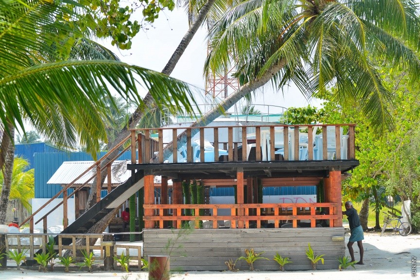 ހިންމަފުށީ ބަނދަރުގައި ހުރި ކެފޭއެއް --ސަން ފޮޓޯ/ މުހަންމަދު އަފްރާހް