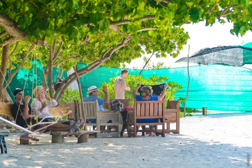 ހިިންމަ ފުށީ އަތިރިމަތީގައި ފަތުރުވެރިން ތަކެއް ވަގުތު ހޭދަކުރަނީ---ސަން ފޮޓޯ/ މުހައްމަދު އަފްރާހް