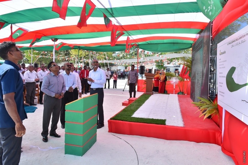  13 ފެބްރުއަރީ 2017: ކ. ތުލުސްދޫގެ ބިން ހިއްކުމުގެ މަޝްރޫޢު ނިންމުމުގެ ރަސްމިއްޔާތުގެ ތެެރެއިން--ފޮޓޯ/ ރައީސް އޮފީސް
