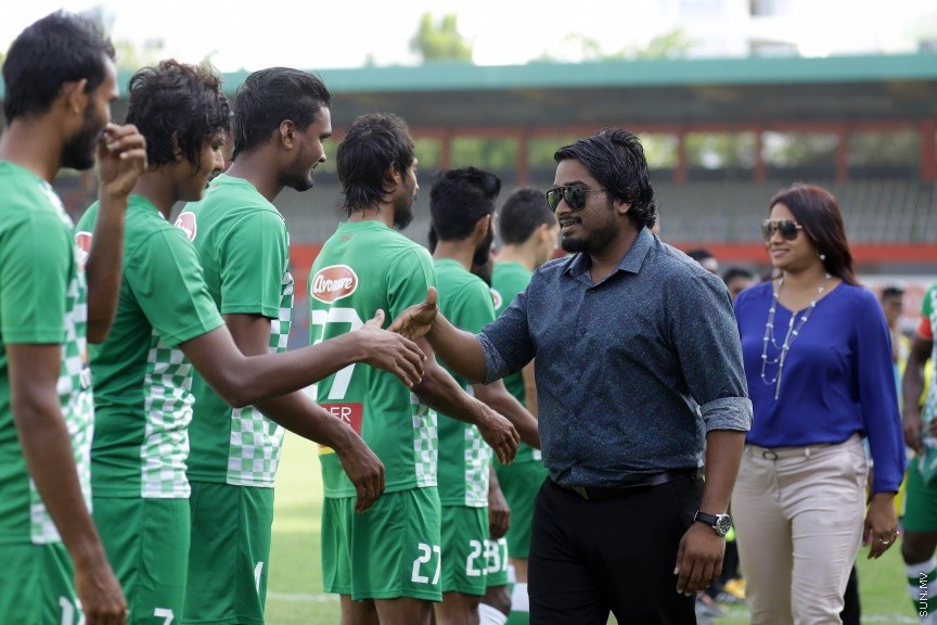 ފެބްރުއަރީ 16، 2017: ރާއްޖޭގެ ފުޓްބޯޅަ ސީޒަން ހުޅުވުމުގެ ގޮތުން، އެފްއޭއެމުން ބާއްވާ ޗެރިޓީ ޝީލްޑް ފުޓްބޯޅަ މެޗުގައި، ކްލަބު ވެލެންސިއާ އަތުން މޮޅުވެ، މާޒިޔާ ސްޕޯޓްސް އެންޑް ރެކްރިއޭޝަނުން ޖެހިޖެހިގެން ތިންވަނަ ފަހަރަށް ޝީލްޑް އުފުލާލުން -- ސަން ފޮޓޯ/ ފަޔާޒު މޫސާ