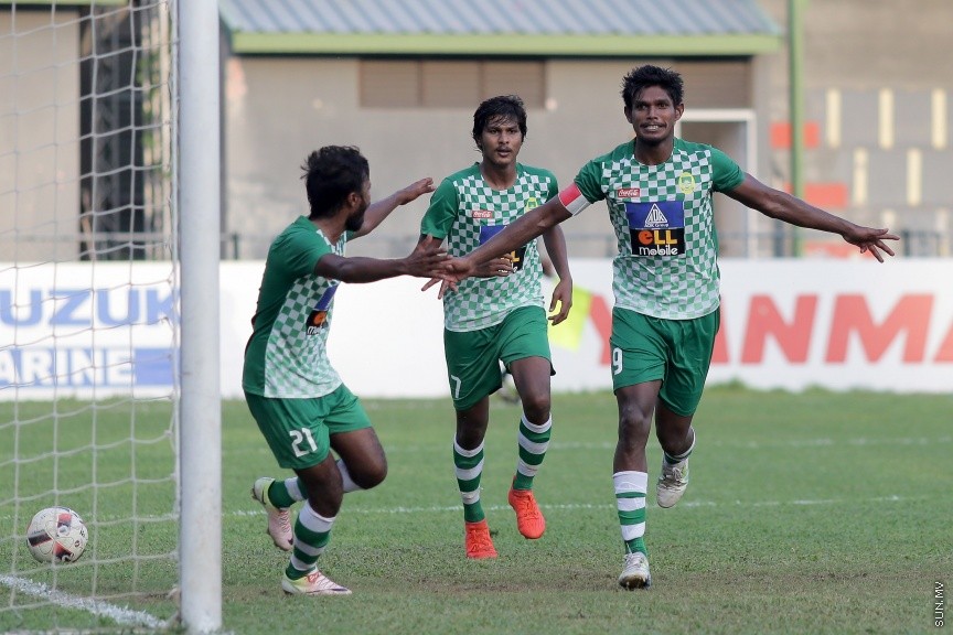 ފެބްރުއަރީ 16، 2017: ރާއްޖޭގެ ފުޓްބޯޅަ ސީޒަން ހުޅުވުމުގެ ގޮތުން، އެފްއޭއެމުން ބާއްވާ ޗެރިޓީ ޝީލްޑް ފުޓްބޯޅަ މެޗުގައި، ކްލަބު ވެލެންސިއާ އަތުން މޮޅުވެ، މާޒިޔާ ސްޕޯޓްސް އެންޑް ރެކްރިއޭޝަނުން ޖެހިޖެހިގެން ތިންވަނަ ފަހަރަށް ޝީލްޑް އުފުލާލުން -- ސަން ފޮޓޯ/ ފަޔާޒު މޫސާ