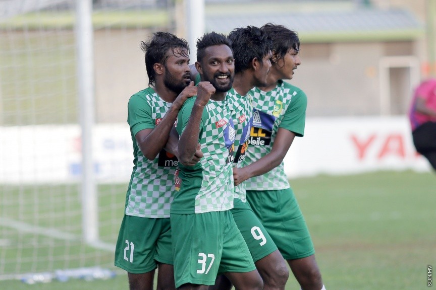 ފެބްރުއަރީ 16، 2017: ރާއްޖޭގެ ފުޓްބޯޅަ ސީޒަން ހުޅުވުމުގެ ގޮތުން، އެފްއޭއެމުން ބާއްވާ ޗެރިޓީ ޝީލްޑް ފުޓްބޯޅަ މެޗުގައި، ކްލަބު ވެލެންސިއާ އަތުން މޮޅުވެ، މާޒިޔާ ސްޕޯޓްސް އެންޑް ރެކްރިއޭޝަނުން ޖެހިޖެހިގެން ތިންވަނަ ފަހަރަށް ޝީލްޑް އުފުލާލުން -- ސަން ފޮޓޯ/ ފަޔާޒު މޫސާ