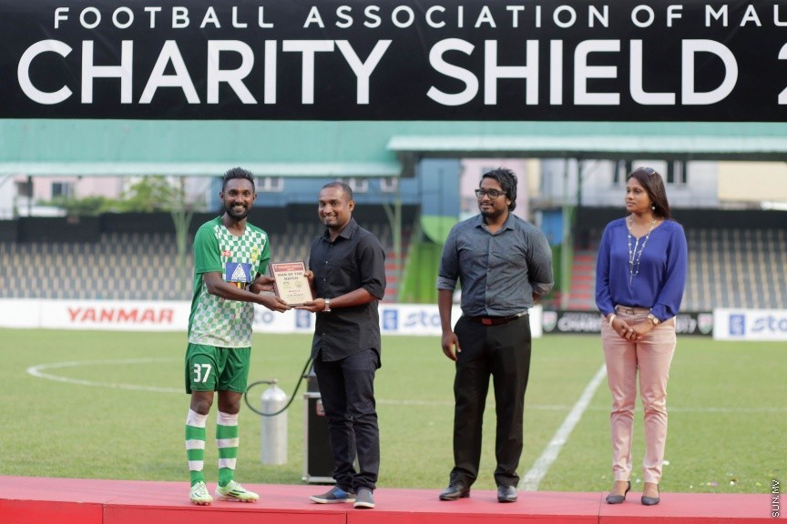 ފެބްރުއަރީ 16، 2017: ރާއްޖޭގެ ފުޓްބޯޅަ ސީޒަން ހުޅުވުމުގެ ގޮތުން، އެފްއޭއެމުން ބާއްވާ ޗެރިޓީ ޝީލްޑް ފުޓްބޯޅަ މެޗުގައި، ކްލަބު ވެލެންސިއާ އަތުން މޮޅުވެ، މާޒިޔާ ސްޕޯޓްސް އެންޑް ރެކްރިއޭޝަނުން ޖެހިޖެހިގެން ތިންވަނަ ފަހަރަށް ޝީލްޑް އުފުލާލުން -- ސަން ފޮޓޯ/ ފަޔާޒު މޫސާ