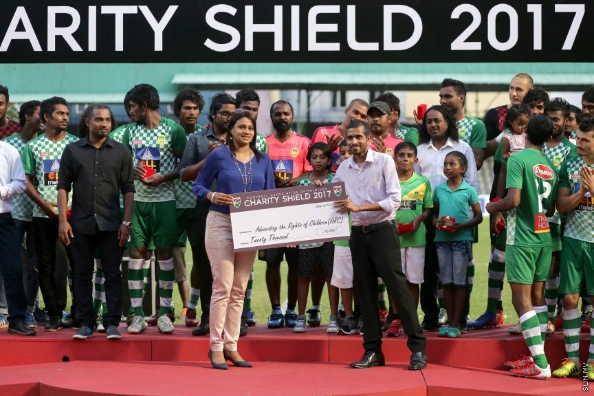 ފެބްރުއަރީ 16، 2017: ރާއްޖޭގެ ފުޓްބޯޅަ ސީޒަން ހުޅުވުމުގެ ގޮތުން، އެފްއޭއެމުން ބާއްވާ ޗެރިޓީ ޝީލްޑް ފުޓްބޯޅަ މެޗުގައި، ކްލަބު ވެލެންސިއާ އަތުން މޮޅުވެ، މާޒިޔާ ސްޕޯޓްސް އެންޑް ރެކްރިއޭޝަނުން ޖެހިޖެހިގެން ތިންވަނަ ފަހަރަށް ޝީލްޑް އުފުލާލުން -- ސަން ފޮޓޯ/ ފަޔާޒު މޫސާ