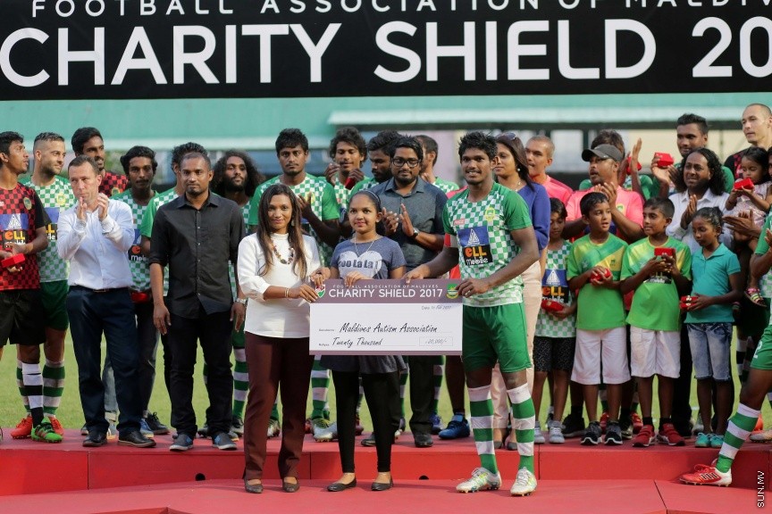 ފެބްރުއަރީ 16، 2017: ރާއްޖޭގެ ފުޓްބޯޅަ ސީޒަން ހުޅުވުމުގެ ގޮތުން، އެފްއޭއެމުން ބާއްވާ ޗެރިޓީ ޝީލްޑް ފުޓްބޯޅަ މެޗުގައި، ކްލަބު ވެލެންސިއާ އަތުން މޮޅުވެ، މާޒިޔާ ސްޕޯޓްސް އެންޑް ރެކްރިއޭޝަނުން ޖެހިޖެހިގެން ތިންވަނަ ފަހަރަށް ޝީލްޑް އުފުލާލުން -- ސަން ފޮޓޯ/ ފަޔާޒު މޫސާ