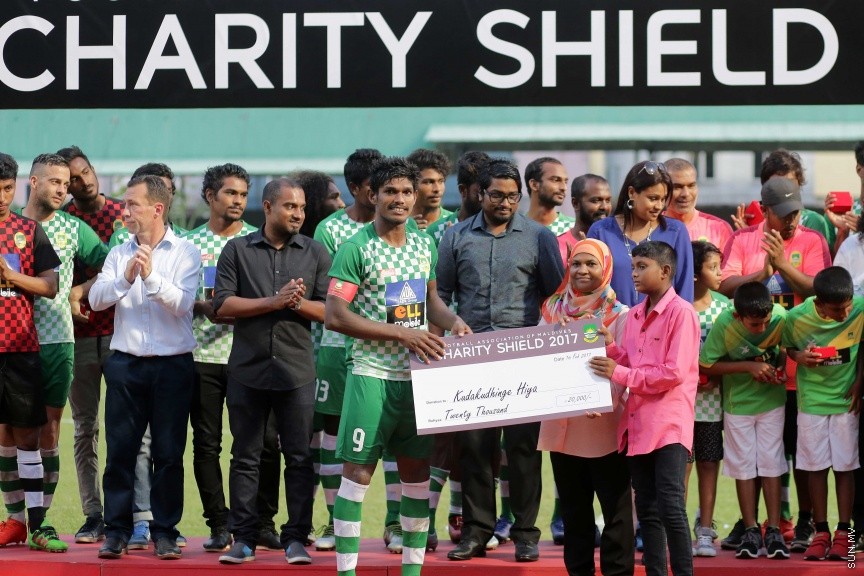 ފެބްރުއަރީ 16، 2017: ރާއްޖޭގެ ފުޓްބޯޅަ ސީޒަން ހުޅުވުމުގެ ގޮތުން، އެފްއޭއެމުން ބާއްވާ ޗެރިޓީ ޝީލްޑް ފުޓްބޯޅަ މެޗުގައި، ކްލަބު ވެލެންސިއާ އަތުން މޮޅުވެ، މާޒިޔާ ސްޕޯޓްސް އެންޑް ރެކްރިއޭޝަނުން ޖެހިޖެހިގެން ތިންވަނަ ފަހަރަށް ޝީލްޑް އުފުލާލުން -- ސަން ފޮޓޯ/ ފަޔާޒު މޫސާ