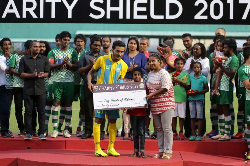 ފެބްރުއަރީ 16، 2017: ރާއްޖޭގެ ފުޓްބޯޅަ ސީޒަން ހުޅުވުމުގެ ގޮތުން، އެފްއޭއެމުން ބާއްވާ ޗެރިޓީ ޝީލްޑް ފުޓްބޯޅަ މެޗުގައި، ކްލަބު ވެލެންސިއާ އަތުން މޮޅުވެ، މާޒިޔާ ސްޕޯޓްސް އެންޑް ރެކްރިއޭޝަނުން ޖެހިޖެހިގެން ތިންވަނަ ފަހަރަށް ޝީލްޑް އުފުލާލުން -- ސަން ފޮޓޯ/ ފަޔާޒު މޫސާ
