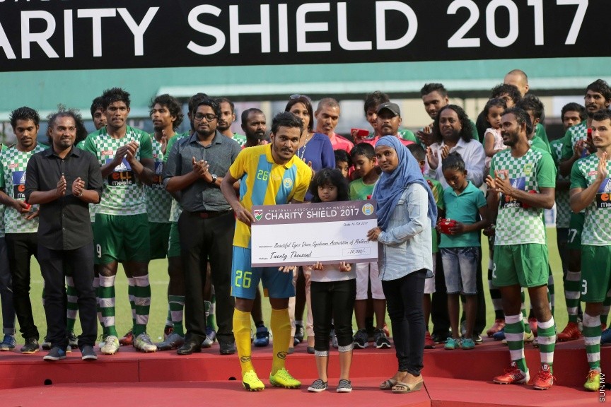 ފެބްރުއަރީ 16، 2017: ރާއްޖޭގެ ފުޓްބޯޅަ ސީޒަން ހުޅުވުމުގެ ގޮތުން، އެފްއޭއެމުން ބާއްވާ ޗެރިޓީ ޝީލްޑް ފުޓްބޯޅަ މެޗުގައި، ކްލަބު ވެލެންސިއާ އަތުން މޮޅުވެ، މާޒިޔާ ސްޕޯޓްސް އެންޑް ރެކްރިއޭޝަނުން ޖެހިޖެހިގެން ތިންވަނަ ފަހަރަށް ޝީލްޑް އުފުލާލުން -- ސަން ފޮޓޯ/ ފަޔާޒު މޫސާ