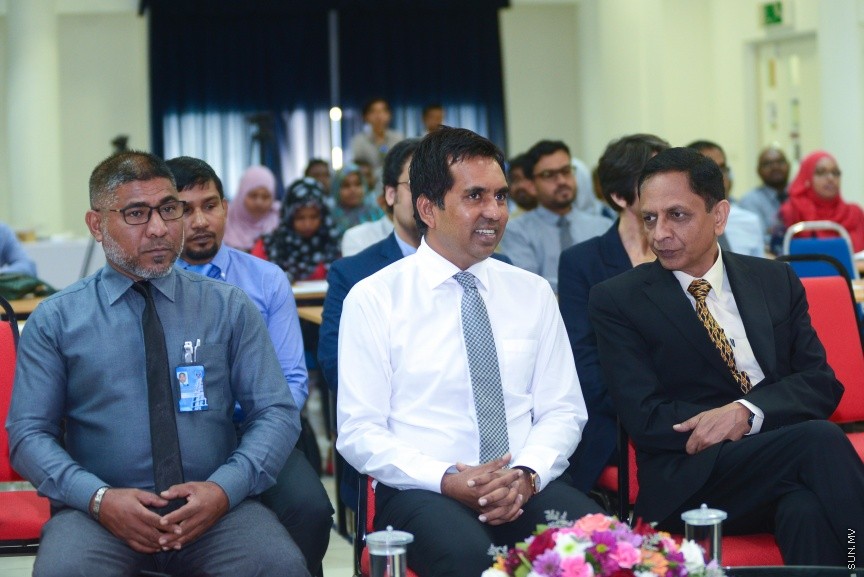 20 ފެބްރުއަރީ 2017:  މިނިވަން ވިޔަފާރީގެ އެއްބަސްވުންތަކާ ބެހޭ ގޮތުން ސަރުކާރުގެ އެކިއެކި މުއައްސަސާތަކާއި ކުންފުނިތަކަށް މައުލޫމާތު ދިނުމަށް ވޯލްޑް ޓްރޭޑް އޯގަނައިޒޭޝަން (ޑަބްލިއުޓީއޯ)އާ އެކު މިއަދު ކަސްޓަމްސް ބިލްޑިންގުގައި ފެށި ދެ ދުވަހުގެ ވޯކްޝޮޕް ފެއްޓުމުގެގޮތުން  ބޭއްވި ރަސްމިއްޔާތުގެ  ތެރެއިން---ސަން ފޮޓޯ: މުހައްމަދު އަފްރާހް