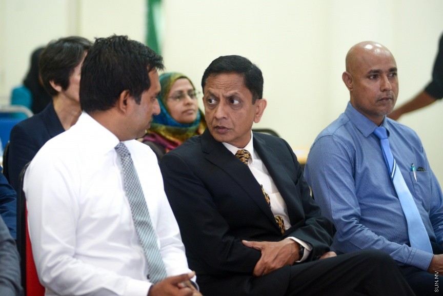 20 ފެބްރުއަރީ 2017:  މިނިވަން ވިޔަފާރީގެ އެއްބަސްވުންތަކާ ބެހޭ ގޮތުން ސަރުކާރުގެ އެކިއެކި މުއައްސަސާތަކާއި ކުންފުނިތަކަށް މައުލޫމާތު ދިނުމަށް ވޯލްޑް ޓްރޭޑް އޯގަނައިޒޭޝަން (ޑަބްލިއުޓީއޯ)އާ އެކު މިއަދު ކަސްޓަމްސް ބިލްޑިންގުގައި ފެށި ދެ ދުވަހުގެ ވޯކްޝޮޕް ފެއްޓުމުގެގޮތުން  ބޭއްވި ރަސްމިއްޔާތުގެ  ތެރެއިން---ސަން ފޮޓޯ: މުހައްމަދު އަފްރާހް