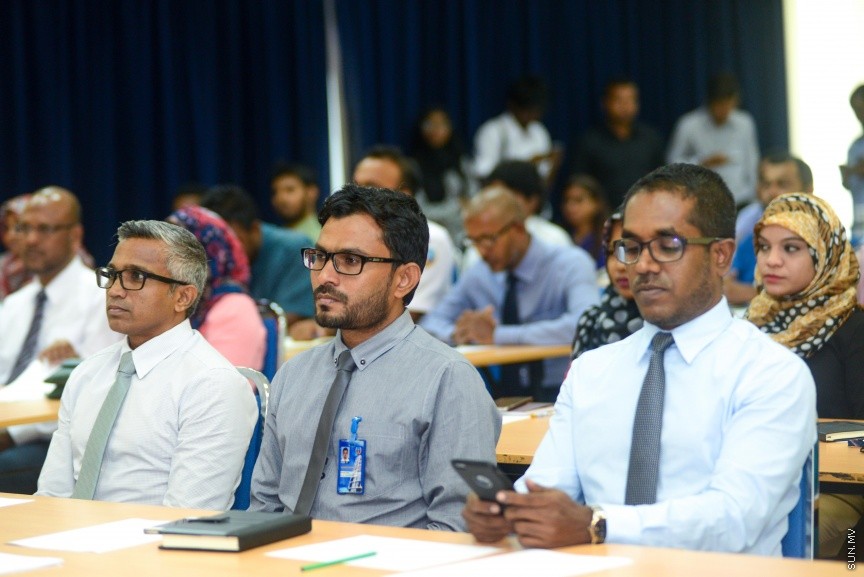 20 ފެބްރުއަރީ 2017:  މިނިވަން ވިޔަފާރީގެ އެއްބަސްވުންތަކާ ބެހޭ ގޮތުން ސަރުކާރުގެ އެކިއެކި މުއައްސަސާތަކާއި ކުންފުނިތަކަށް މައުލޫމާތު ދިނުމަށް ވޯލްޑް ޓްރޭޑް އޯގަނައިޒޭޝަން (ޑަބްލިއުޓީއޯ)އާ އެކު މިއަދު ކަސްޓަމްސް ބިލްޑިންގުގައި ފެށި ދެ ދުވަހުގެ ވޯކްޝޮޕް ފެއްޓުމުގެގޮތުން  ބޭއްވި ރަސްމިއްޔާތުގެ  ތެރެއިން---ސަން ފޮޓޯ: މުހައްމަދު އަފްރާހް